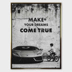 Obraz motywacyjny na płótnie „Make Your Dreams Come True” – czarno-biała scena z Lamborghini i chłopcem na rowerze, z napisem motywacyjnym.