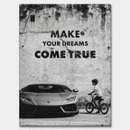 Obraz motywacyjny na płótnie „Make Your Dreams Come True” – czarno-biała scena z Lamborghini i chłopcem na rowerze, z napisem motywacyjnym.