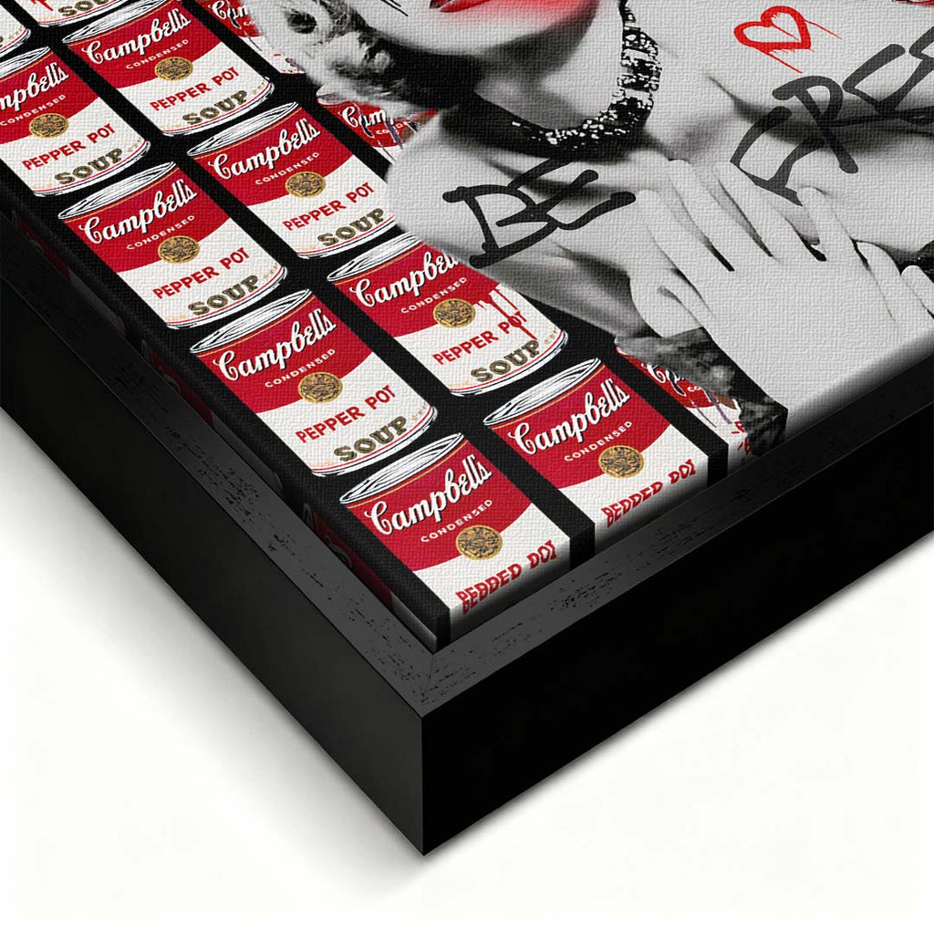 Obraz na płótnie przedstawiający Marilyn Monroe na tle puszek zupy Campbell's w stylu graffiti z napisem Be Free. Nowoczesny wydruk galeryjny pop-art.
