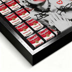 Obraz na płótnie przedstawiający Marilyn Monroe na tle puszek zupy Campbell's w stylu graffiti z napisem Be Free. Nowoczesny wydruk galeryjny pop-art.