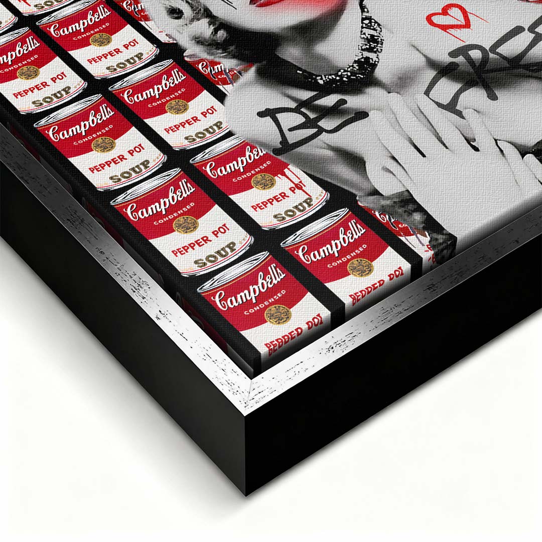 Obraz na płótnie przedstawiający Marilyn Monroe na tle puszek zupy Campbell's w stylu graffiti z napisem Be Free. Nowoczesny wydruk galeryjny pop-art.
