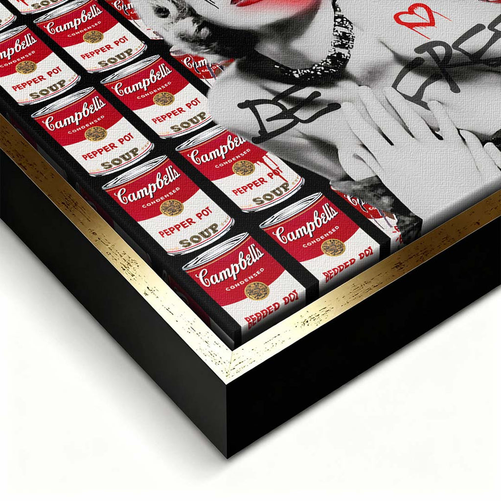 Obraz na płótnie przedstawiający Marilyn Monroe na tle puszek zupy Campbell's w stylu graffiti z napisem Be Free. Nowoczesny wydruk galeryjny pop-art.