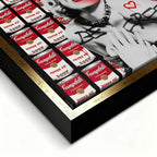 Obraz na płótnie przedstawiający Marilyn Monroe na tle puszek zupy Campbell's w stylu graffiti z napisem Be Free. Nowoczesny wydruk galeryjny pop-art.