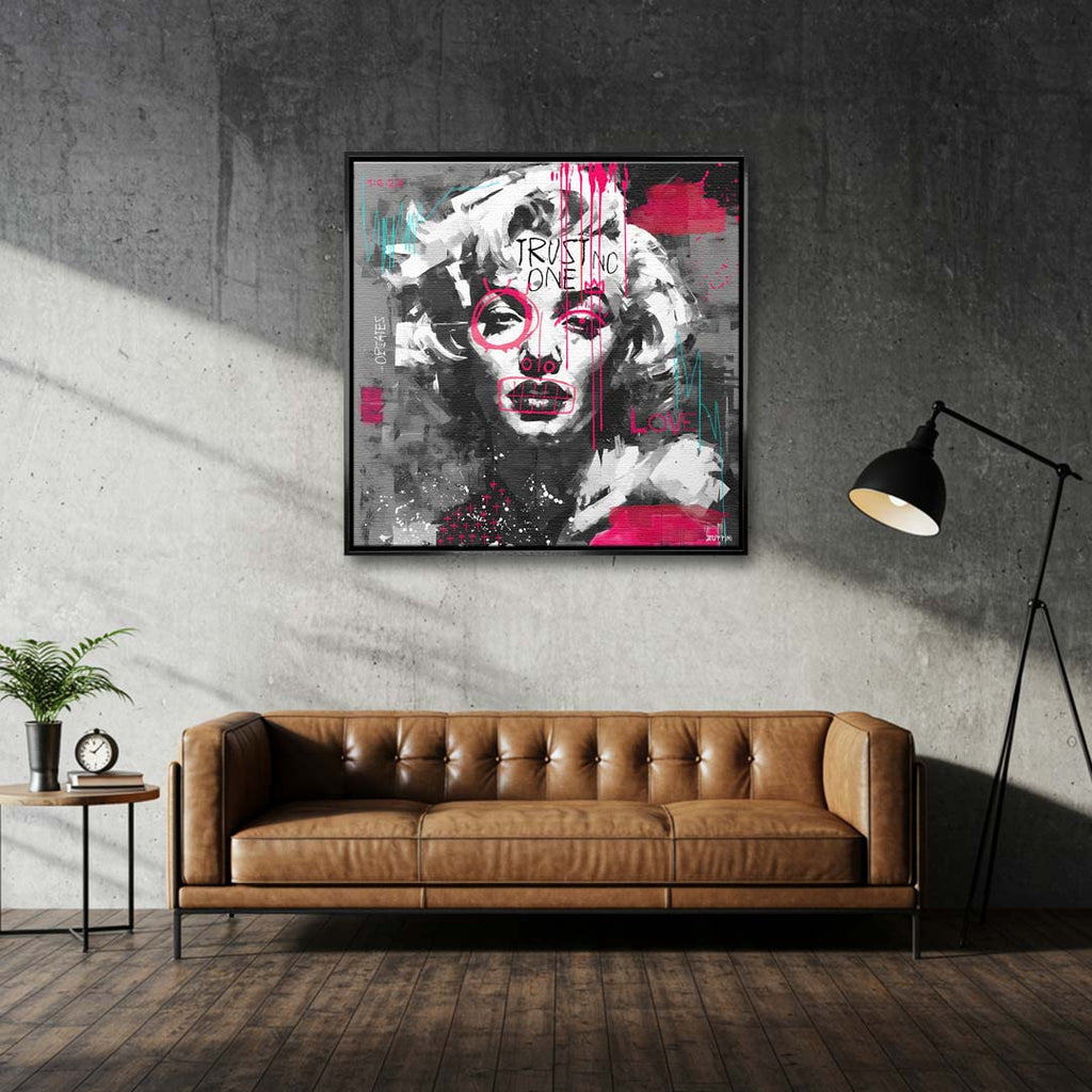 Czarno-biały obraz na płótnie z portretem Marilyn Monroe, napisem Trust No One i różowym graffiti. Nowoczesny wydruk galeryjny pop-art Huephant.