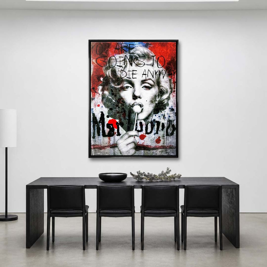 Nowoczesny obraz na płótnie Marilyn Monroe Marlboro. Wydruk galeryjny pop art z lizakiem, czarnym napisem Marlboro i tekstem You are going to die anyway.