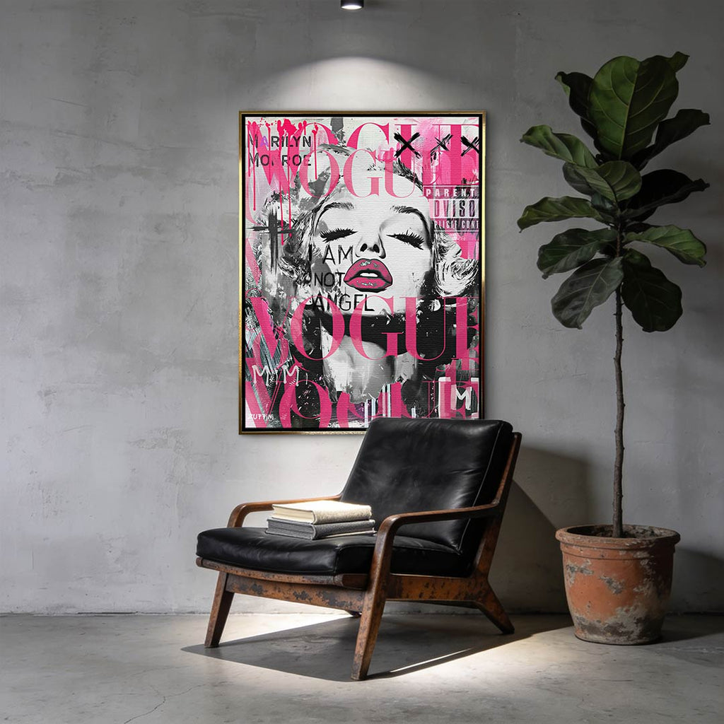 Obraz na płótnie przedstawiający Marilyn Monroe w stylu pop-art z różowym logo Vogue i napisami graffiti. Nowoczesny wydruk galeryjny.