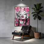 Obraz na płótnie przedstawiający Marilyn Monroe w stylu pop-art z różowym logo Vogue i napisami graffiti. Nowoczesny wydruk galeryjny.