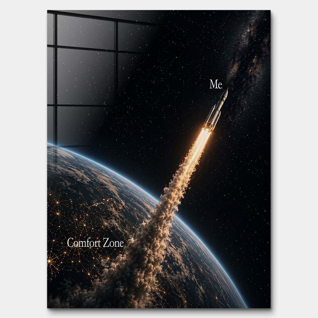 Nowoczesny obraz na szkle akrylowym przedstawiający rakietę lecącą w kosmos z napisem Me i Comfort Zone. Motywacyjny wydruk galeryjny z widokiem na Ziemię.