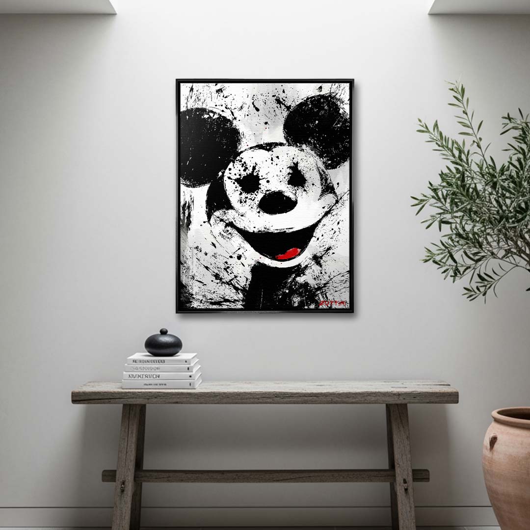 Nowoczesny obraz na płótnie Myszka Miki Mouse Splash. Kontrastowy wydruk galeryjny w stylu street art z czarnymi rozbryzgami farby i czerwonym akcentem.