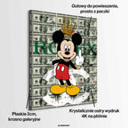 Obraz na płótnie Middle Finger – ikoniczna myszka w koronie na tle banknotów, wykonująca buntowniczy gest, nowoczesny wydruk galeryjny.