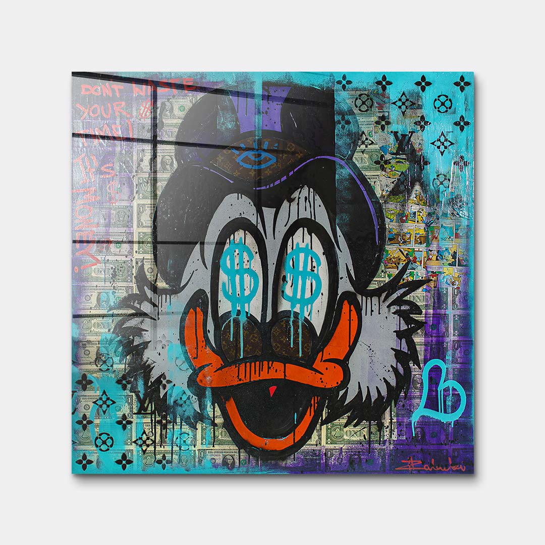 Obraz na szkle akrylowym pop art przedstawiający postać kaczora z symbolami dolarów w oczach na tle banknotów, wydruk galeryjny.