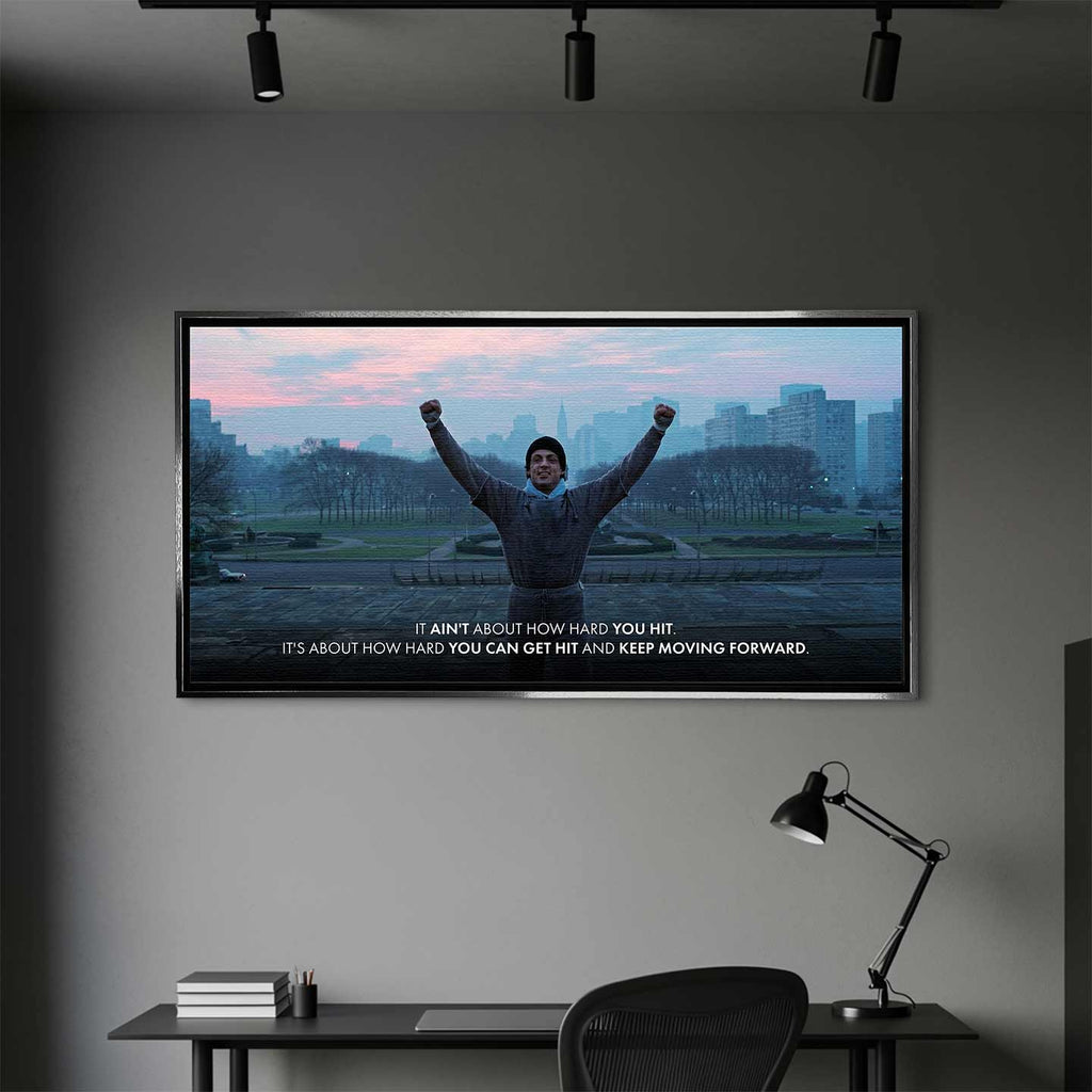 Motywacyjny obraz na płótnie z Rocky Balboa stojącym na schodach z uniesionymi rękami, symbol wytrwałości, siły charakteru i determinacji w drodze do sukcesu.