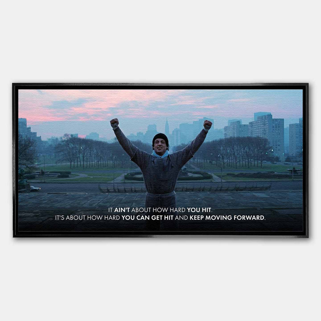 Motywacyjny obraz na płótnie z Rocky Balboa stojącym na schodach z uniesionymi rękami, symbol wytrwałości, siły charakteru i determinacji w drodze do sukcesu.