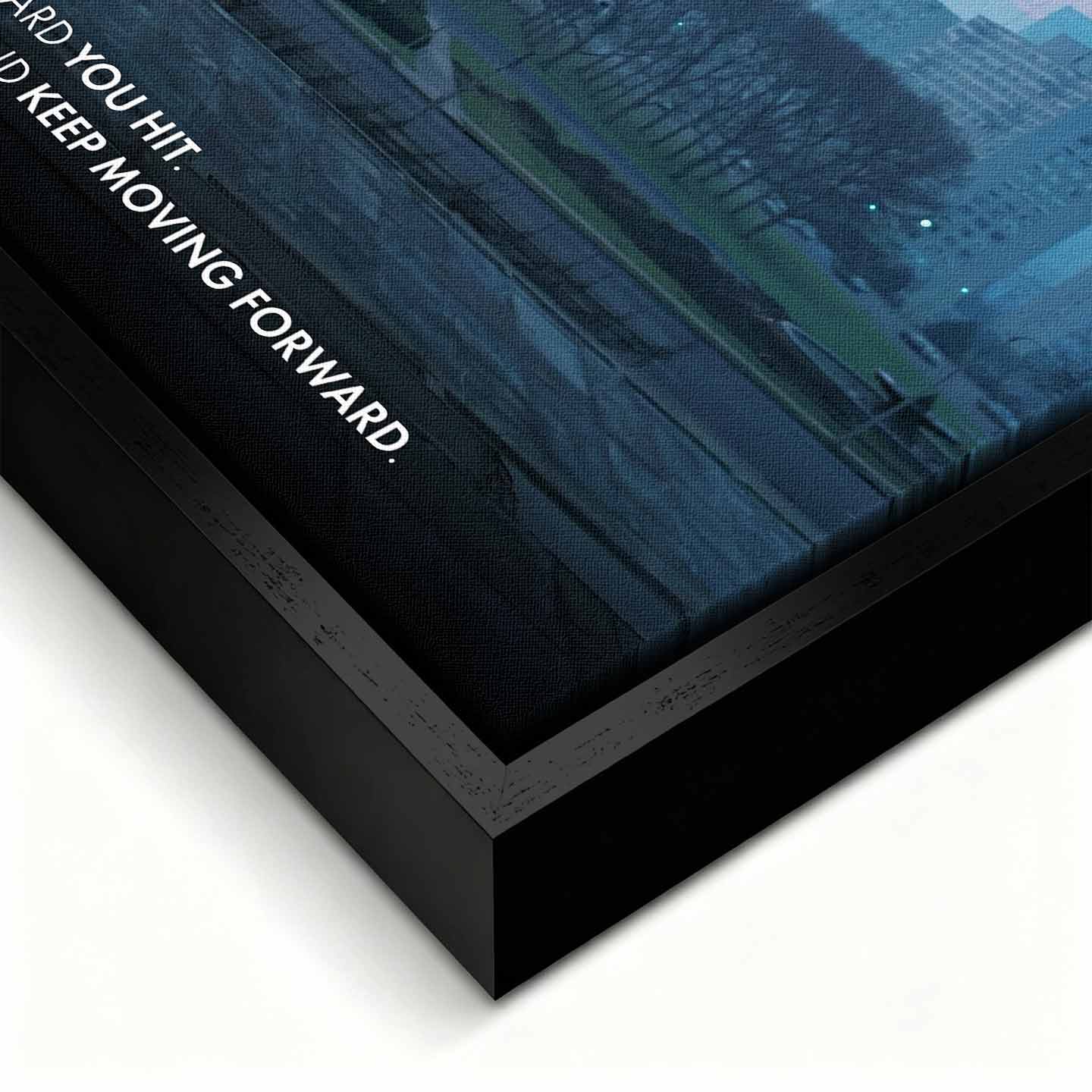 Motywacyjny obraz na płótnie z Rocky Balboa stojącym na schodach z uniesionymi rękami, symbol wytrwałości, siły charakteru i determinacji w drodze do sukcesu.