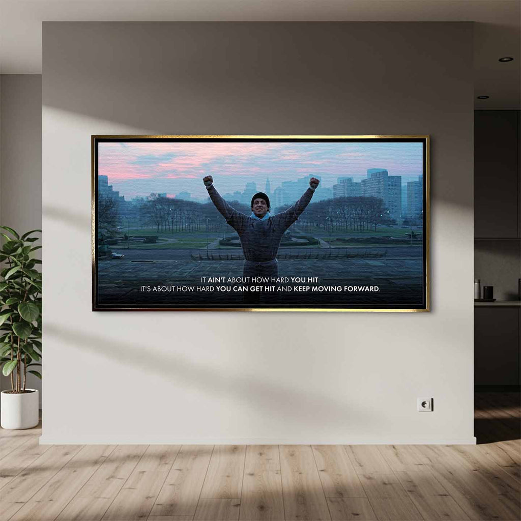 Motywacyjny obraz na płótnie z Rocky Balboa stojącym na schodach z uniesionymi rękami, symbol wytrwałości, siły charakteru i determinacji w drodze do sukcesu.