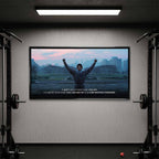 Motywacyjny obraz na płótnie z Rocky Balboa stojącym na schodach z uniesionymi rękami, symbol wytrwałości, siły charakteru i determinacji w drodze do sukcesu.