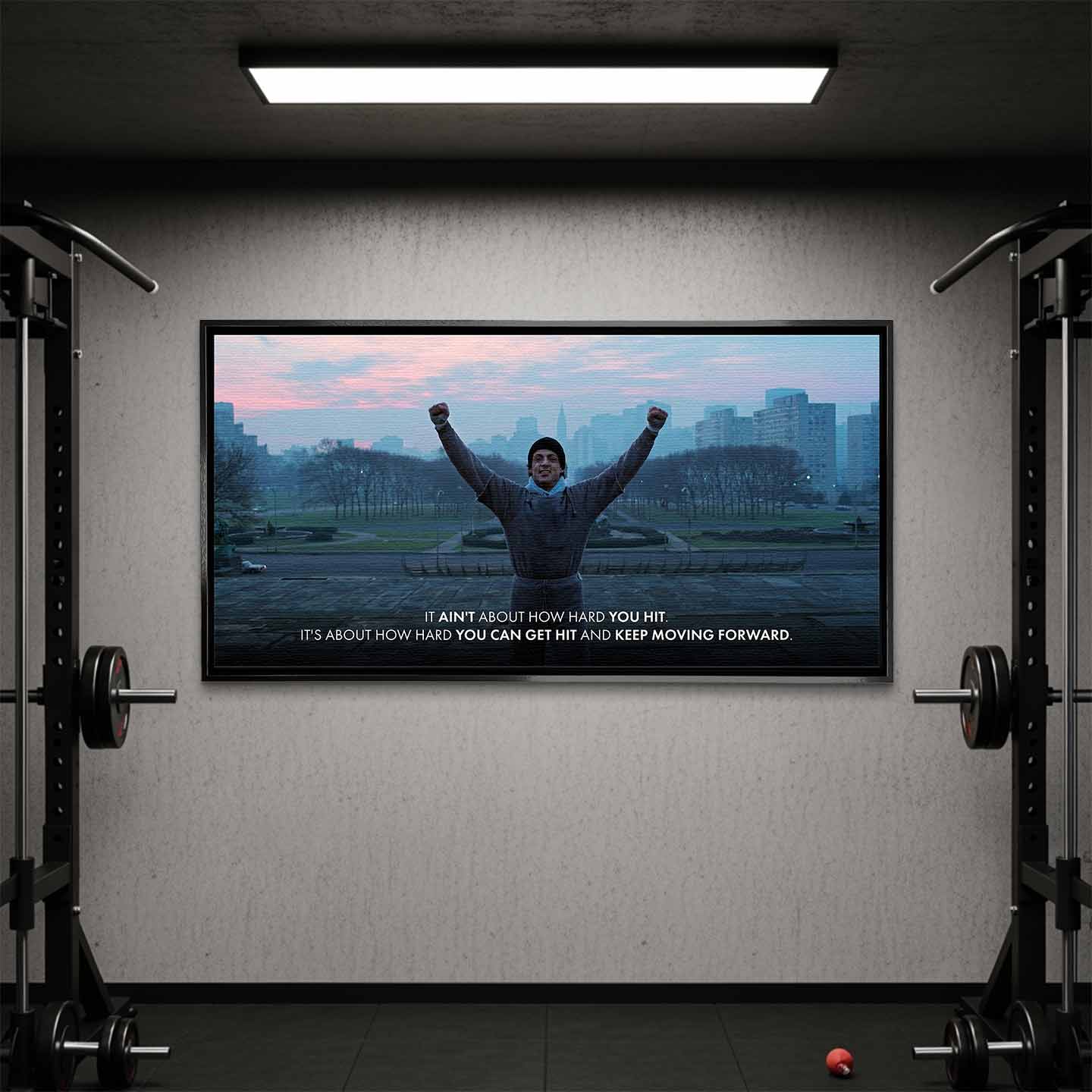 Motywacyjny obraz na płótnie z Rocky Balboa stojącym na schodach z uniesionymi rękami, symbol wytrwałości, siły charakteru i determinacji w drodze do sukcesu.