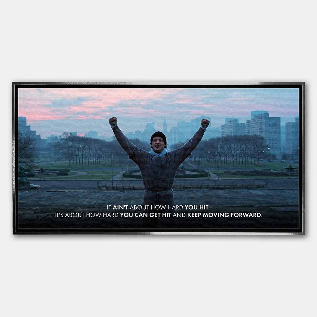 Motywacyjny obraz na płótnie z Rocky Balboa stojącym na schodach z uniesionymi rękami, symbol wytrwałości, siły charakteru i determinacji w drodze do sukcesu.