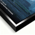 Motywacyjny obraz na płótnie z Rocky Balboa stojącym na schodach z uniesionymi rękami, symbol wytrwałości, siły charakteru i determinacji w drodze do sukcesu.