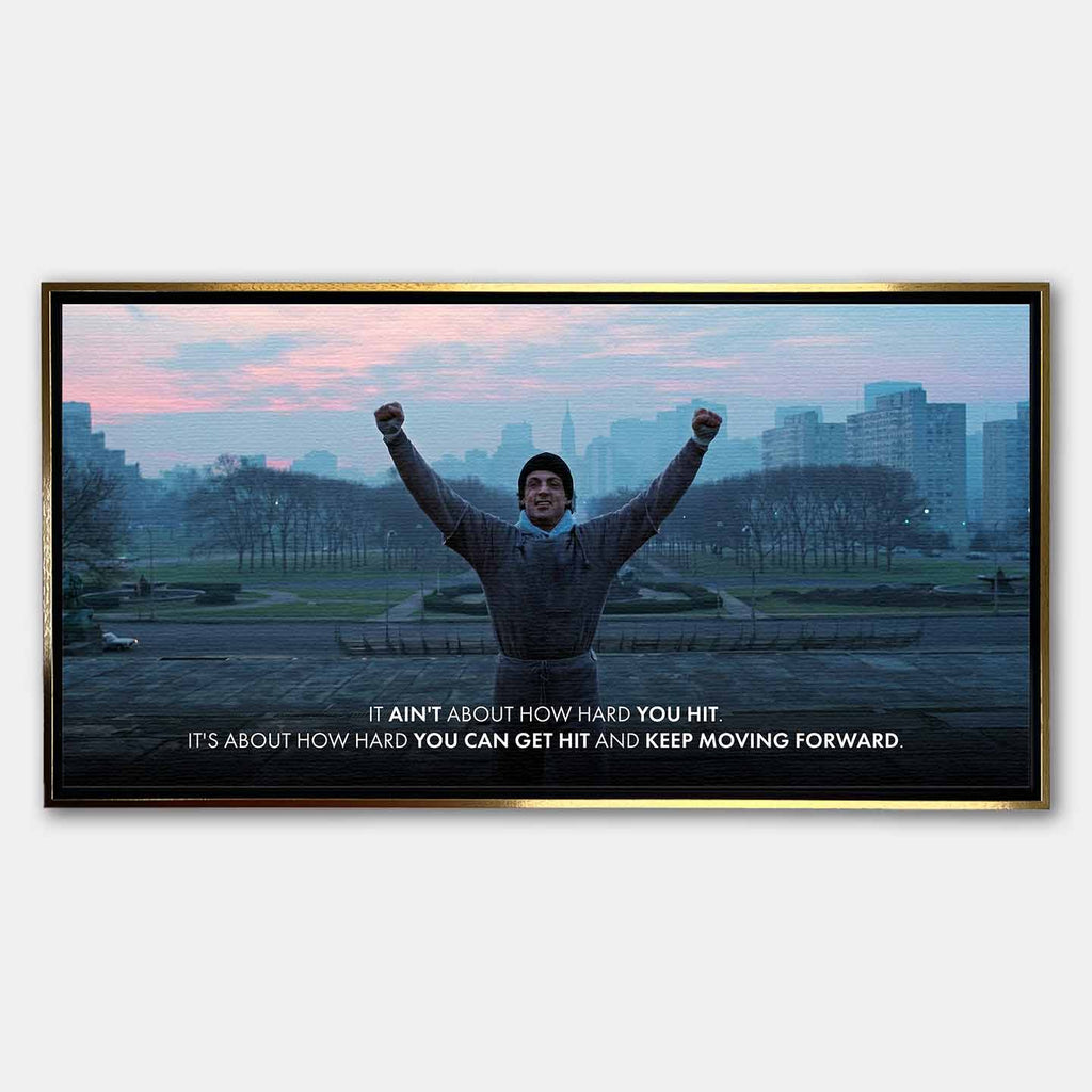 Motywacyjny obraz na płótnie z Rocky Balboa stojącym na schodach z uniesionymi rękami, symbol wytrwałości, siły charakteru i determinacji w drodze do sukcesu.