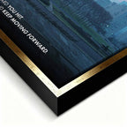 Motywacyjny obraz na płótnie z Rocky Balboa stojącym na schodach z uniesionymi rękami, symbol wytrwałości, siły charakteru i determinacji w drodze do sukcesu.