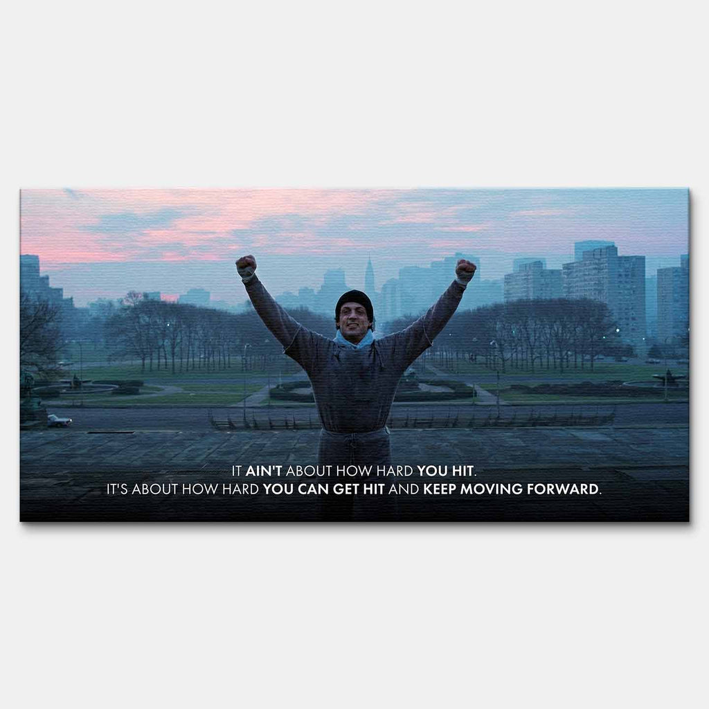 Motywacyjny obraz na płótnie z Rocky Balboa stojącym na schodach z uniesionymi rękami, symbol wytrwałości, siły charakteru i determinacji w drodze do sukcesu.