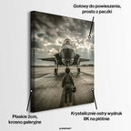 Obraz na płótnie It All Starts With A Dream Jet marki Huephant. Wydruk galeryjny przedstawiający chłopca w kombinezonie pilota przed myśliwcem.