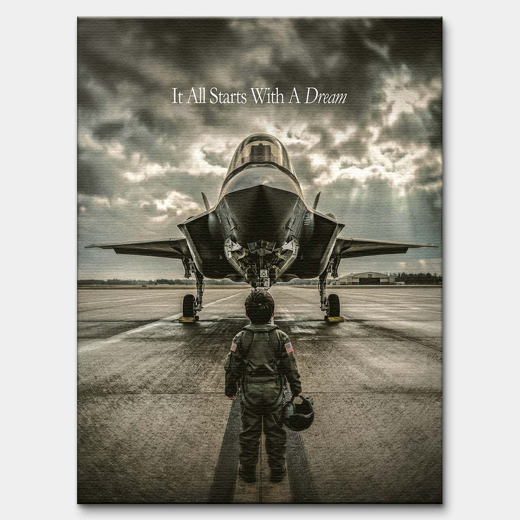 Obraz na płótnie It All Starts With A Dream Jet marki Huephant. Wydruk galeryjny przedstawiający chłopca w kombinezonie pilota przed myśliwcem.