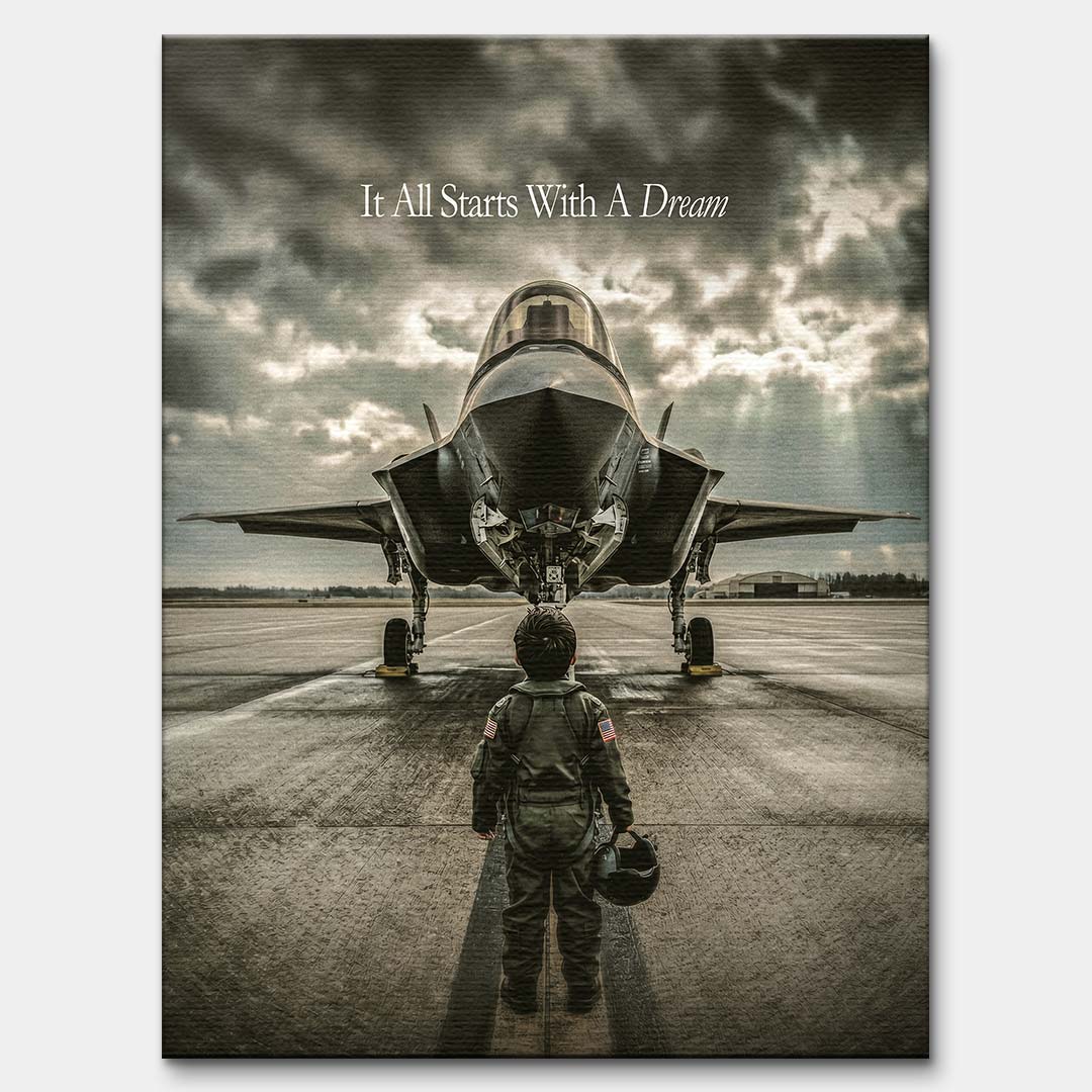 Obraz na płótnie It All Starts With A Dream Jet marki Huephant. Wydruk galeryjny przedstawiający chłopca w kombinezonie pilota przed myśliwcem.