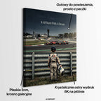Motywacyjny obraz na płótnie F1 przedstawiający dziecko w stroju kierowcy patrzące na wyścig bolidów, wydruk galeryjny w stylu nowoczesnym, dekoracja ścienna.