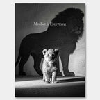 Czarno-biały obraz na płótnie Lion Mindset marki Huephant. Wydruk galeryjny przedstawiający lwiątko rzucające cień wielkiego lwa w czarnej ramie.