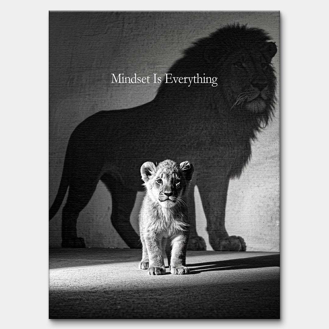 Czarno-biały obraz na płótnie Lion Mindset marki Huephant. Wydruk galeryjny przedstawiający lwiątko rzucające cień wielkiego lwa w czarnej ramie.