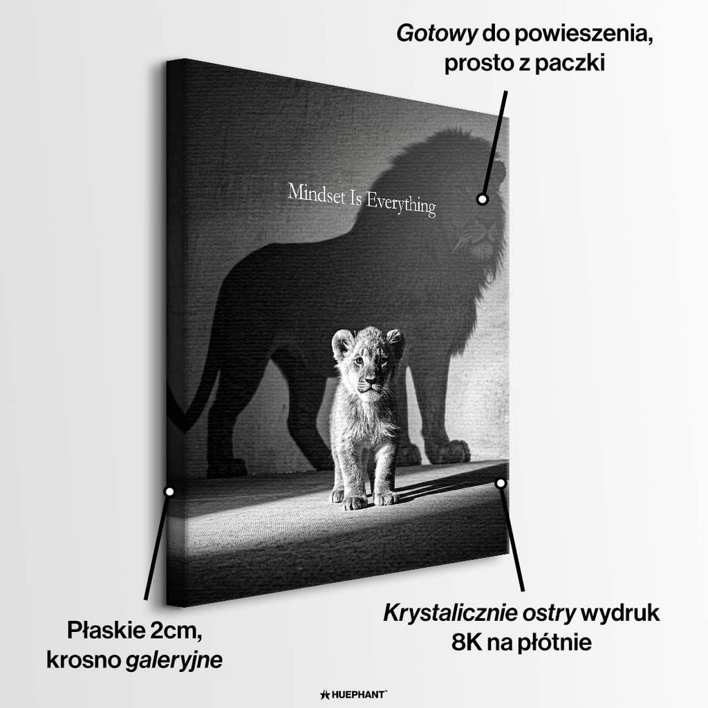 Czarno-biały obraz na płótnie Lion Mindset marki Huephant. Wydruk galeryjny przedstawiający lwiątko rzucające cień wielkiego lwa w czarnej ramie.