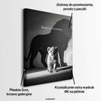 Czarno-biały obraz na płótnie Lion Mindset marki Huephant. Wydruk galeryjny przedstawiający lwiątko rzucające cień wielkiego lwa w czarnej ramie.