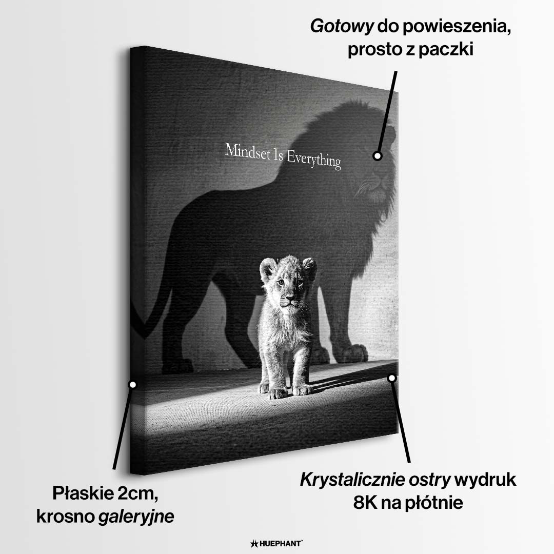 Czarno-biały obraz na płótnie Lion Mindset marki Huephant. Wydruk galeryjny przedstawiający lwiątko rzucające cień wielkiego lwa w czarnej ramie.