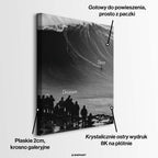 Czarno-biały motywacyjny obraz na płótnie przedstawiający surfera na wielkiej fali z napisem Doers oraz tłum ludzi na brzegu z napisem Dreamers. Wydruk galeryjny.