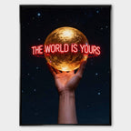 Motywacyjny obraz na płótnie The World Is Yours – ręka trzymająca złoty glob z neonowym napisem, symbol ambicji i wiary w siebie.