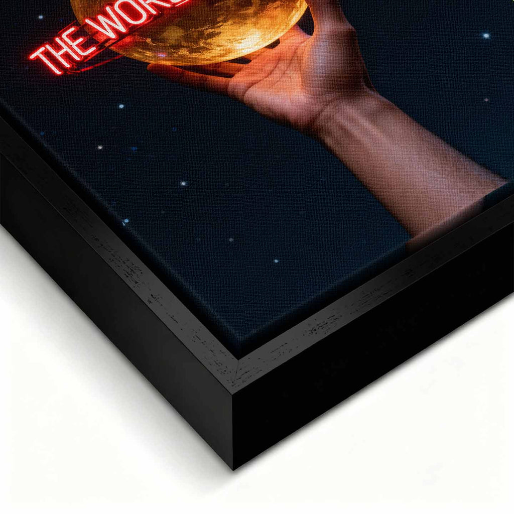 Motywacyjny obraz na płótnie The World Is Yours – ręka trzymająca złoty glob z neonowym napisem, symbol ambicji i wiary w siebie.