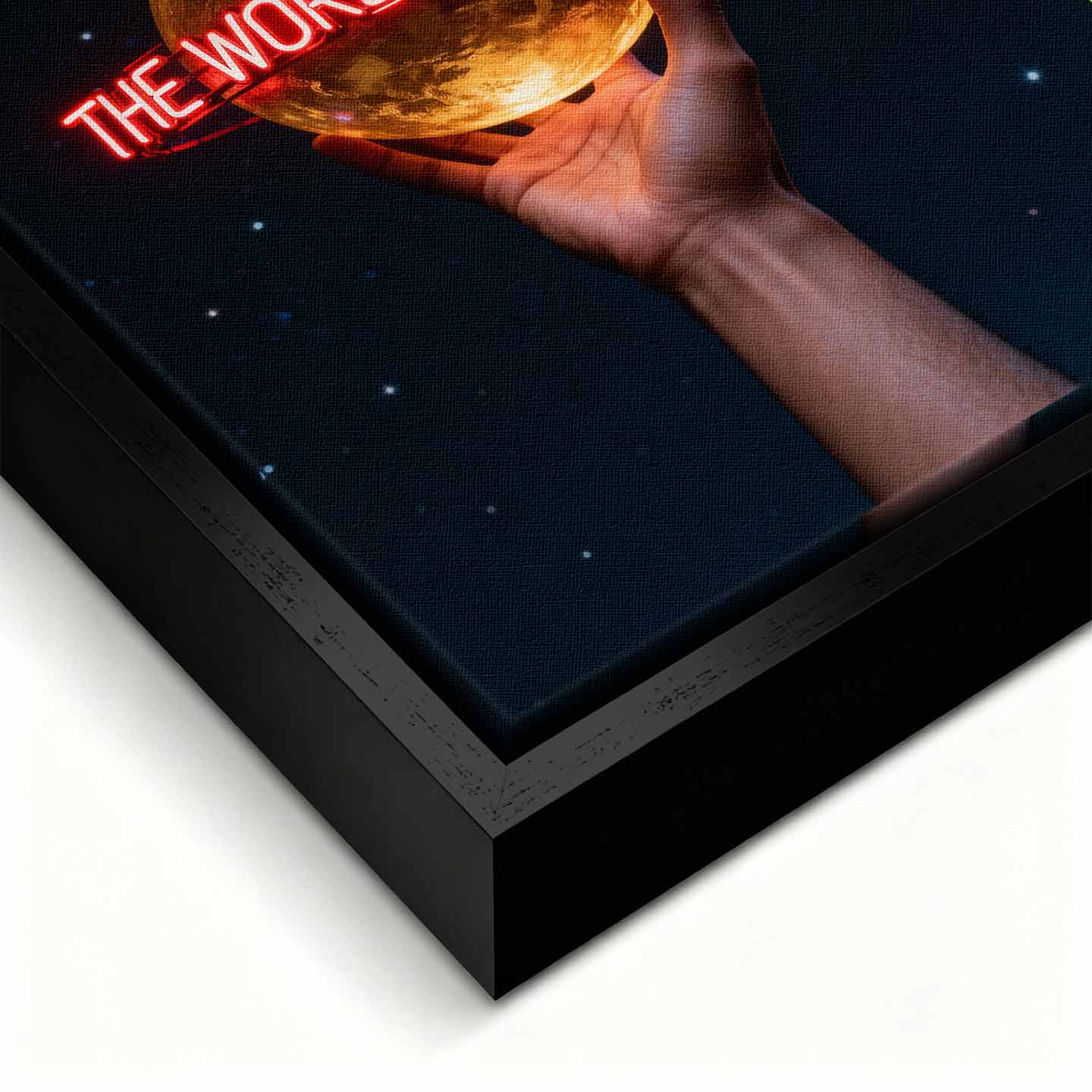 Motywacyjny obraz na płótnie The World Is Yours – ręka trzymająca złoty glob z neonowym napisem, symbol ambicji i wiary w siebie.