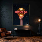 Motywacyjny obraz na płótnie The World Is Yours – ręka trzymająca złoty glob z neonowym napisem, symbol ambicji i wiary w siebie.