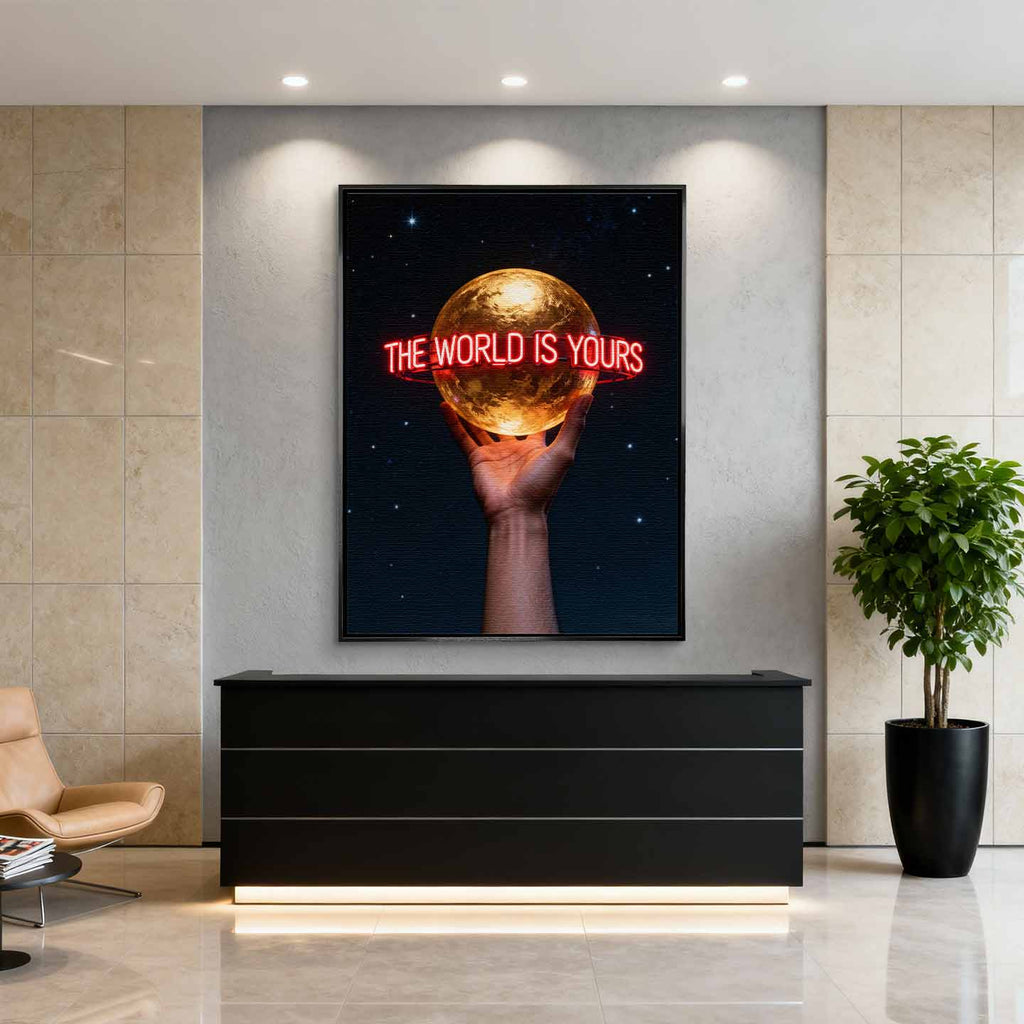 Motywacyjny obraz na płótnie The World Is Yours – ręka trzymająca złoty glob z neonowym napisem, symbol ambicji i wiary w siebie.