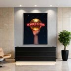 Motywacyjny obraz na płótnie The World Is Yours – ręka trzymająca złoty glob z neonowym napisem, symbol ambicji i wiary w siebie.