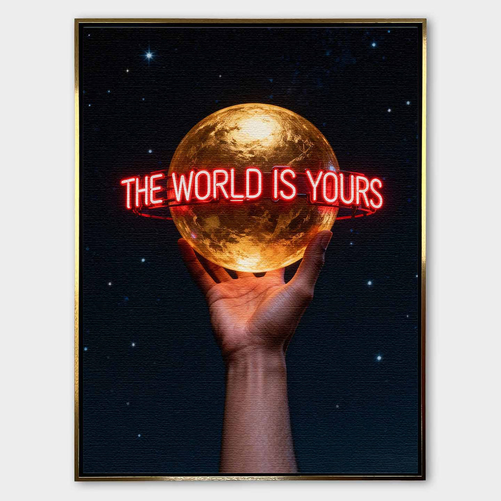 Motywacyjny obraz na płótnie The World Is Yours – ręka trzymająca złoty glob z neonowym napisem, symbol ambicji i wiary w siebie.