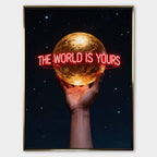 Motywacyjny obraz na płótnie The World Is Yours – ręka trzymająca złoty glob z neonowym napisem, symbol ambicji i wiary w siebie.