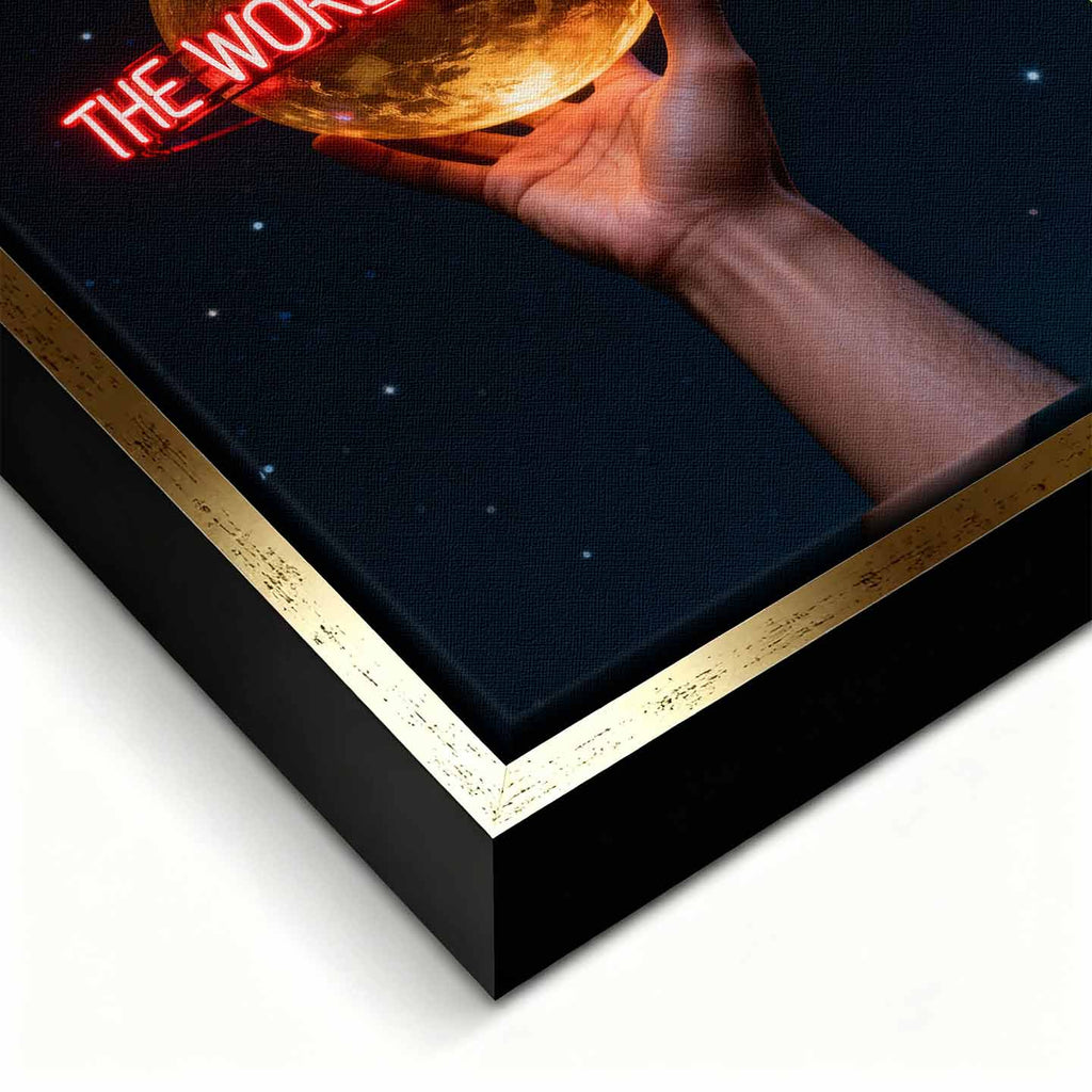 Motywacyjny obraz na płótnie The World Is Yours – ręka trzymająca złoty glob z neonowym napisem, symbol ambicji i wiary w siebie.