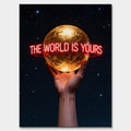 Motywacyjny obraz na płótnie The World Is Yours – ręka trzymająca złoty glob z neonowym napisem, symbol ambicji i wiary w siebie.