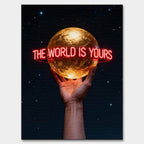 Motywacyjny obraz na płótnie The World Is Yours – ręka trzymająca złoty glob z neonowym napisem, symbol ambicji i wiary w siebie.