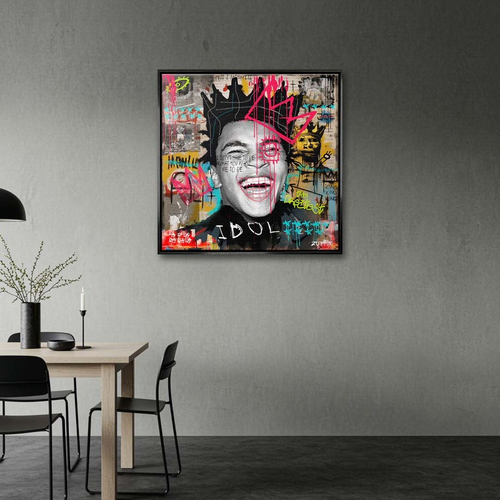 Obraz na płótnie z uśmiechniętym Muhammadem Alim w koronie z motywami street artu i graffiti. Nowoczesny wydruk galeryjny pop-art.