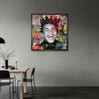 Obraz na płótnie z uśmiechniętym Muhammadem Alim w koronie z motywami street artu i graffiti. Nowoczesny wydruk galeryjny pop-art.