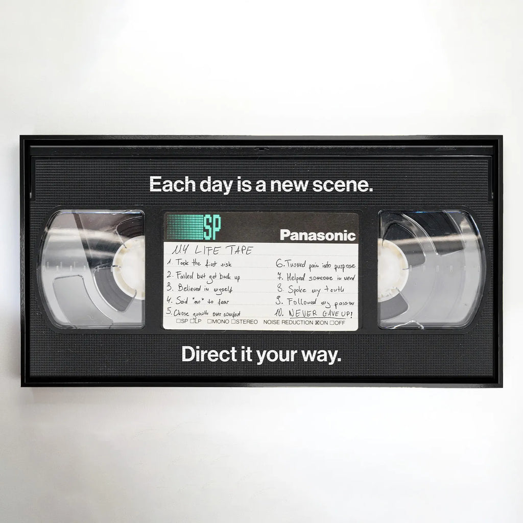 Obraz na płótnie "My Life Tape" przedstawiający kasetę VHS z inspirującymi hasłami o życiu, takimi jak "Never gave up" i "Each day is a new scene" – nowoczesna dekoracja ścienna w stylu retro z motywem motywacyjnym